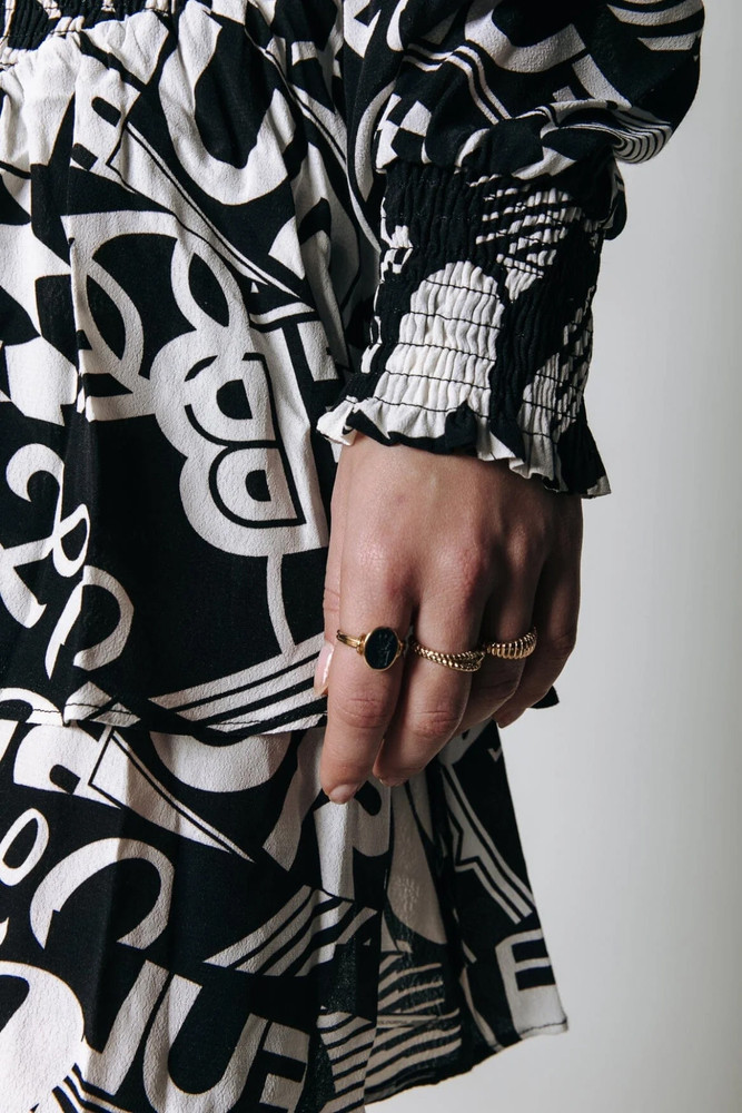 Kina Letter Ruffle Mini Dress Zwart KL Kina Letter Ruffle Mini Dress Zwart KL