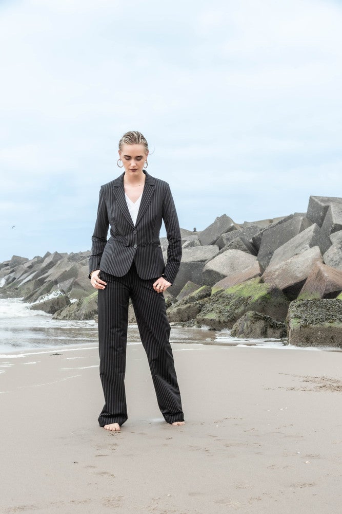 Manja V Zwart 1 Manja V Zwart 1