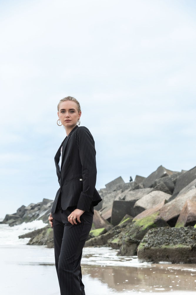 Manja V Zwart 1 Manja V Zwart 1