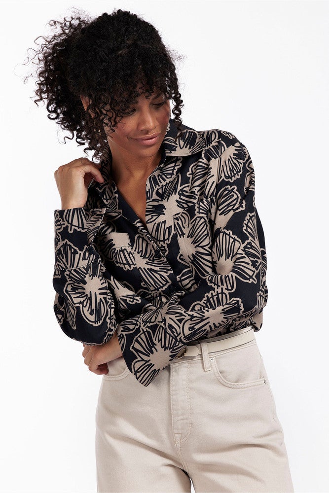 Ragna flower satin blouse Zwart 1 Ragna flower satin blouse Zwart 1