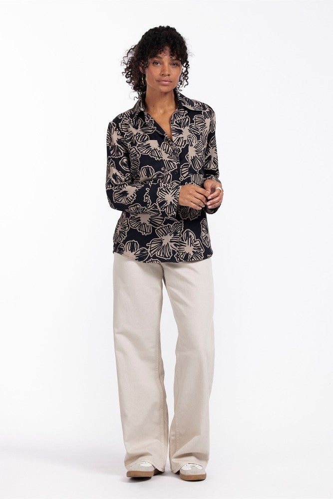 Ragna flower satin blouse Zwart 1 Ragna flower satin blouse Zwart 1