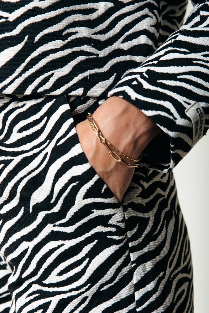 Florence Zebra Jacquard Short Zwart 1 Florence Zebra Jacquard Short Zwart 1