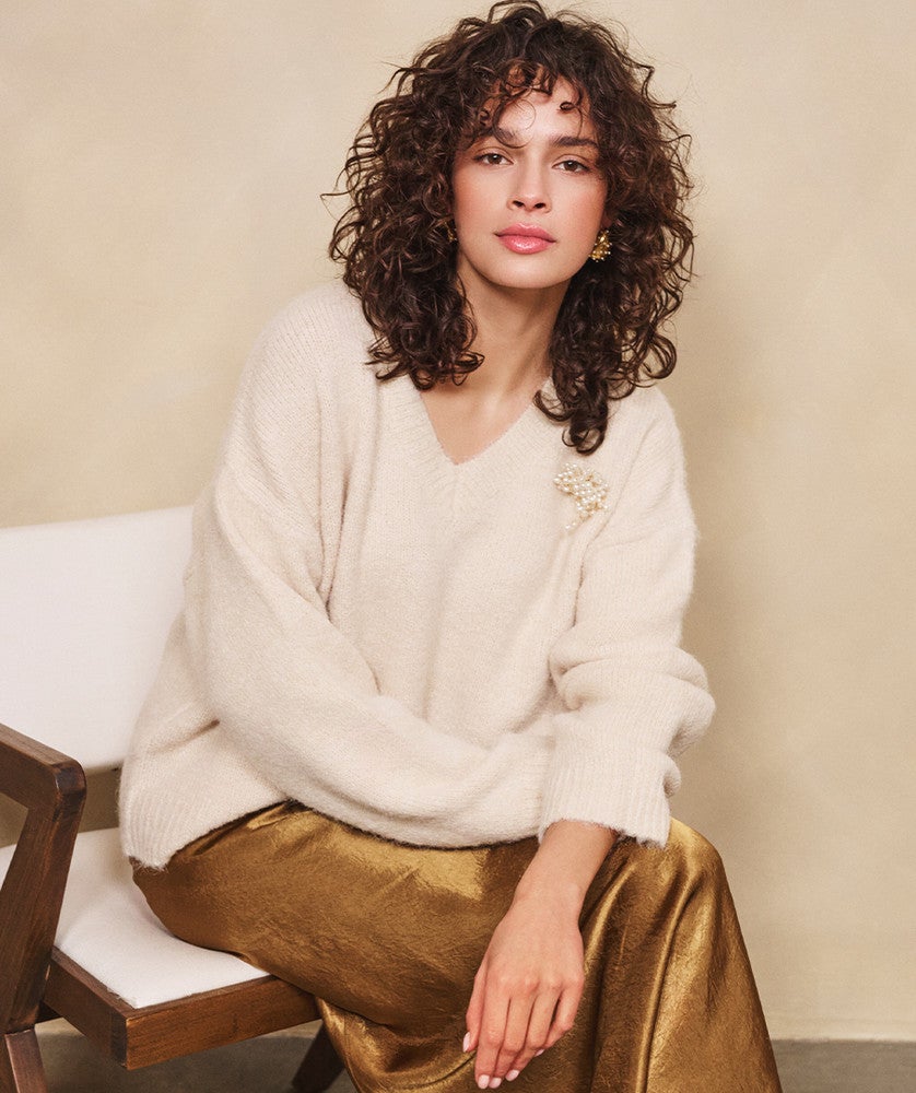 Sweater V-neck brooch Beige Sweater V-neck brooch Beige