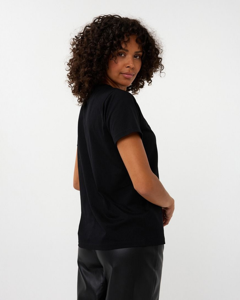 T-shirt ''Iconic Weekend'' Zwart 1 T-shirt ''Iconic Weekend'' Zwart 1