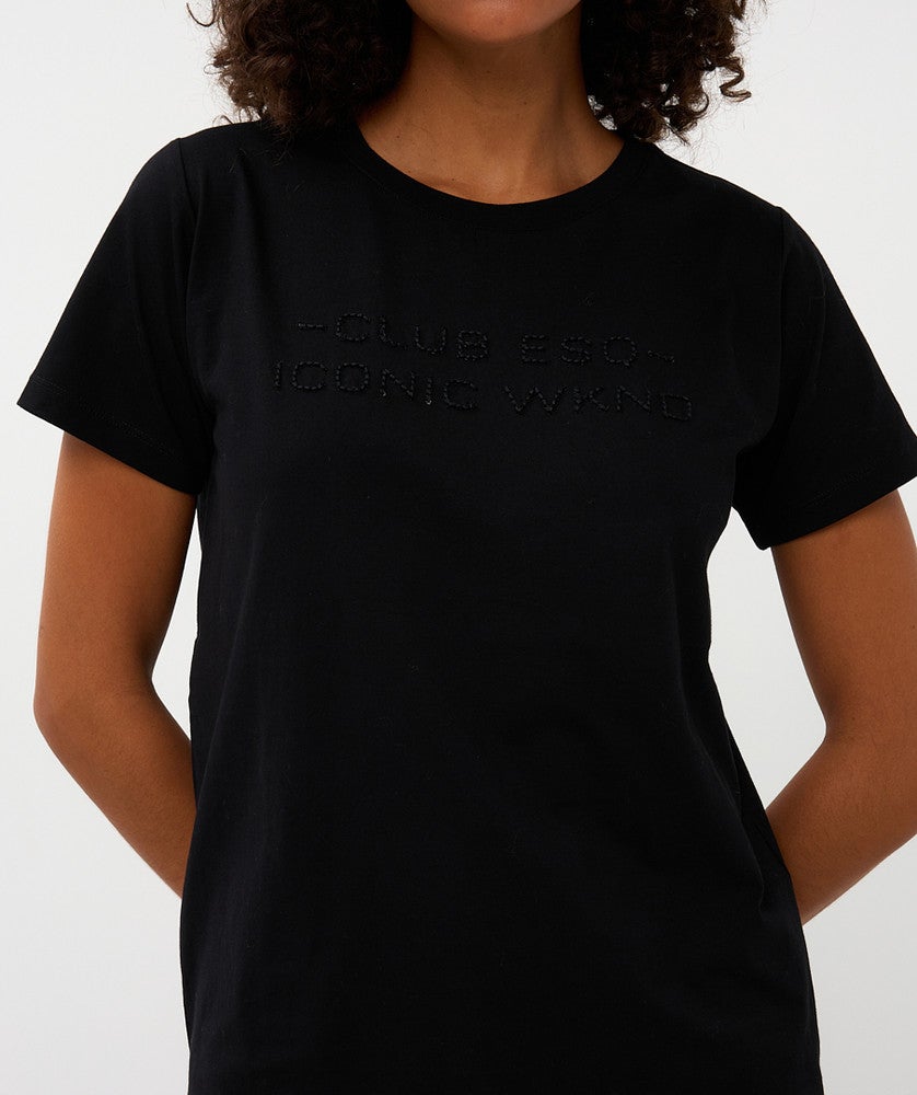 T-shirt ''Iconic Weekend'' Zwart 1 T-shirt ''Iconic Weekend'' Zwart 1