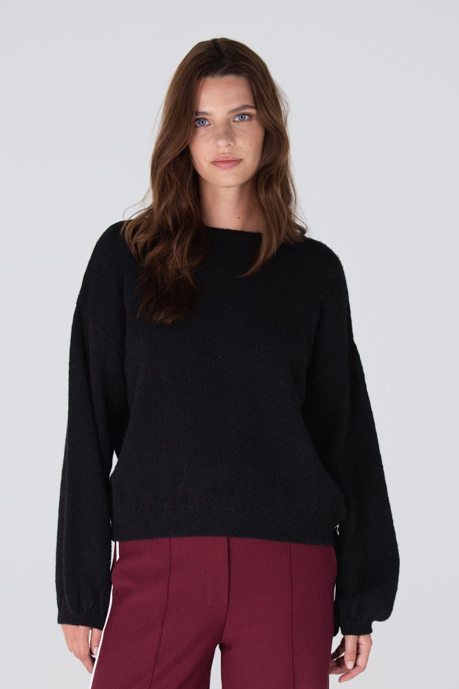 ANNABEL TRUI HK 160 round neckline big bow at back Zwart 1 ANNABEL TRUI HK 160 round neckline big bow at back Zwart 1