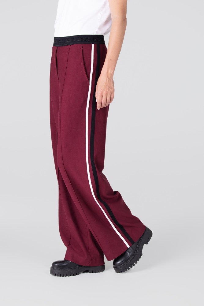 JOY BROEK HVM 411 wide leg binding at side logo waistband Bordeaux JOY BROEK HVM 411 wide leg binding at side logo waistband Bordeaux