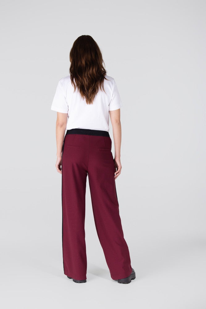 JOY BROEK HVM 411 wide leg binding at side logo waistband Bordeaux JOY BROEK HVM 411 wide leg binding at side logo waistband Bordeaux