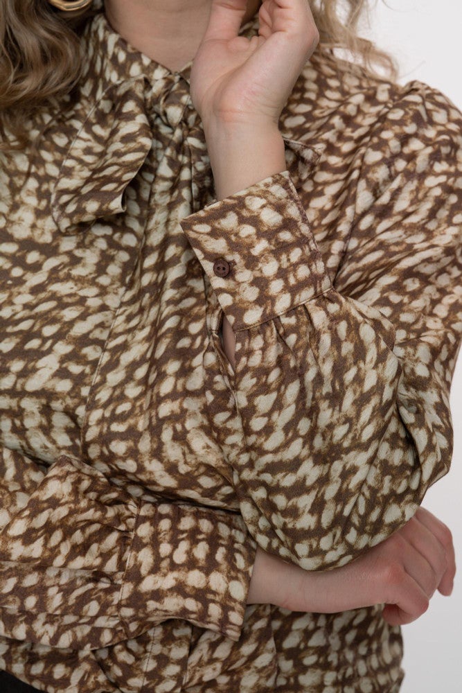 Blouse Met Abstracte Swirl Print Bruin 1 Blouse Met Abstracte Swirl Print Bruin 1