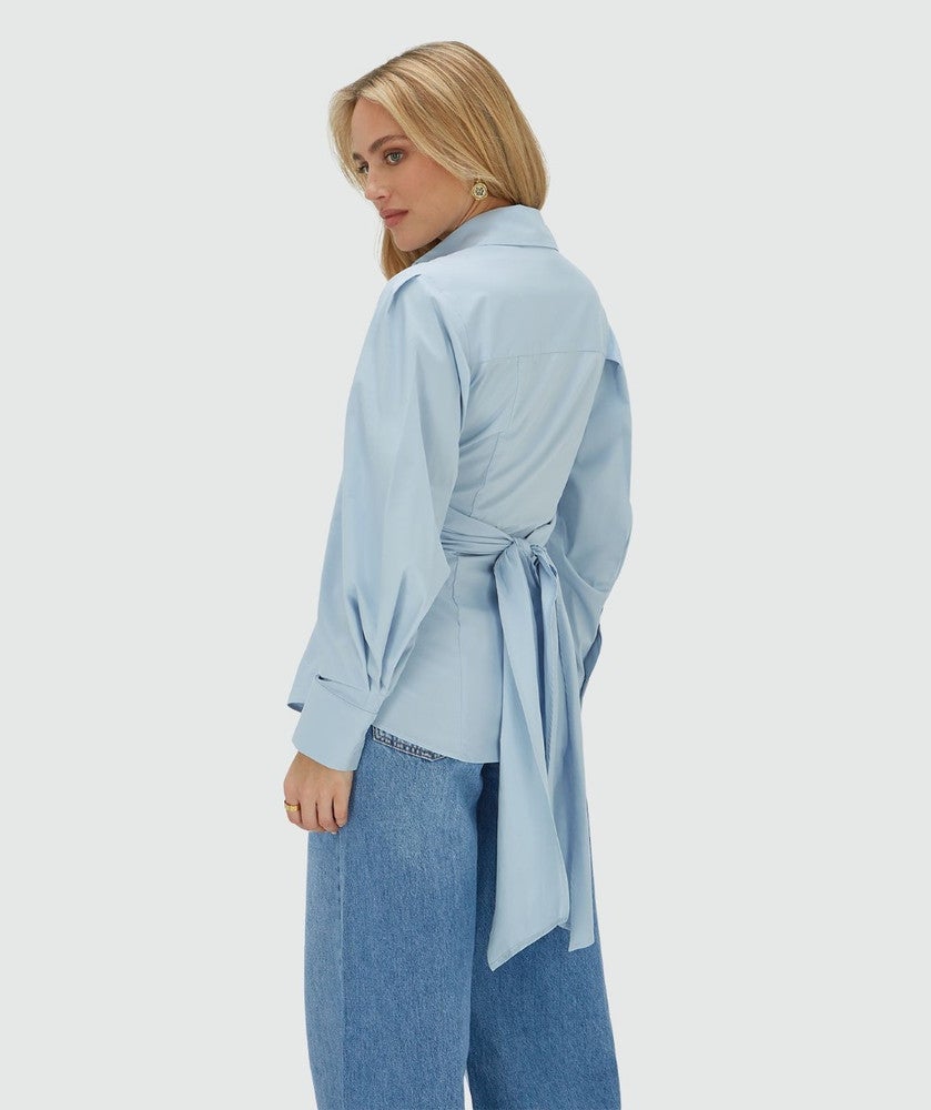 LUANN fitted blouse met strik detail Licht Blauw LUANN fitted blouse met strik detail Licht Blauw