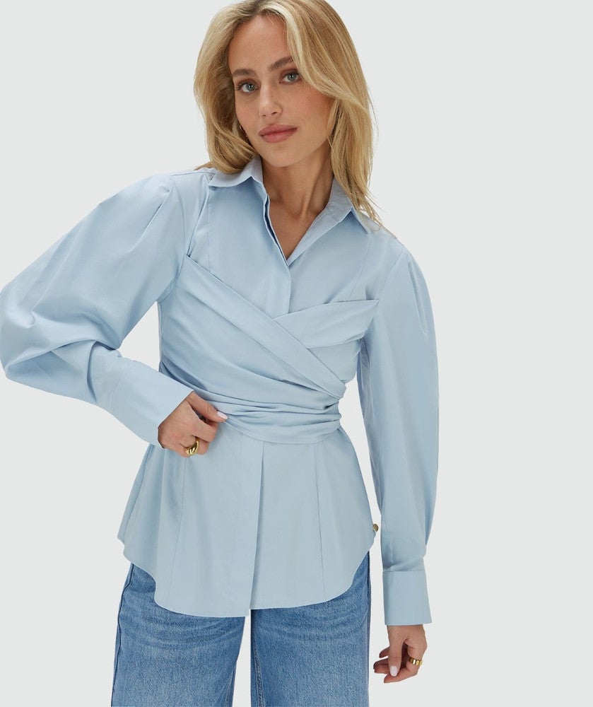 LUANN fitted blouse met strik detail Licht Blauw LUANN fitted blouse met strik detail Licht Blauw