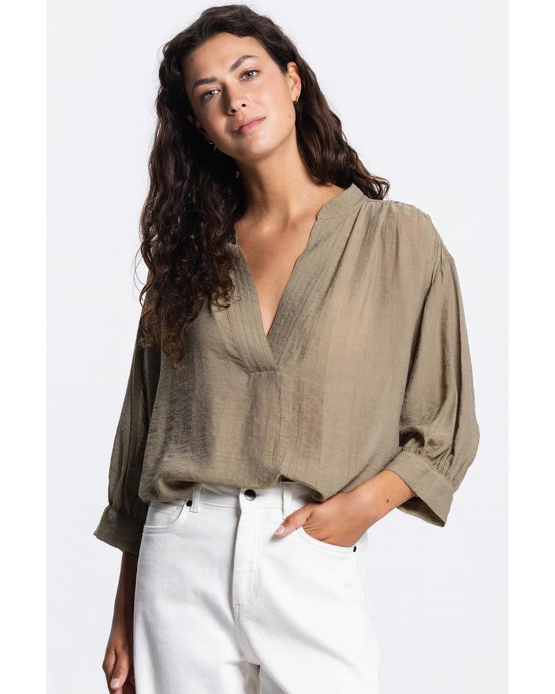 PEM BLOUSE C 770 transparant 3/4 sleeve v-neck wide Groen PEM BLOUSE C 770 transparant 3/4 sleeve v-neck wide Groen