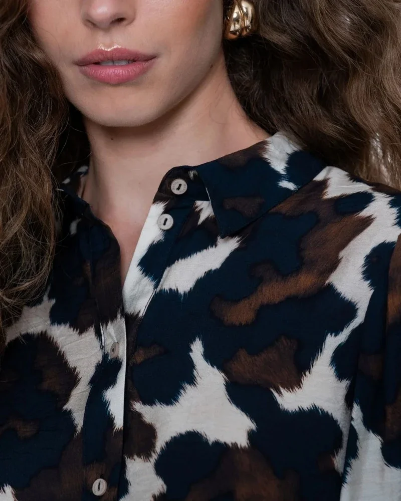 Blouse met moderne cow print Blauw Blouse met moderne cow print Blauw