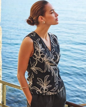 Top wrap over flower embroidery Zwart 1
